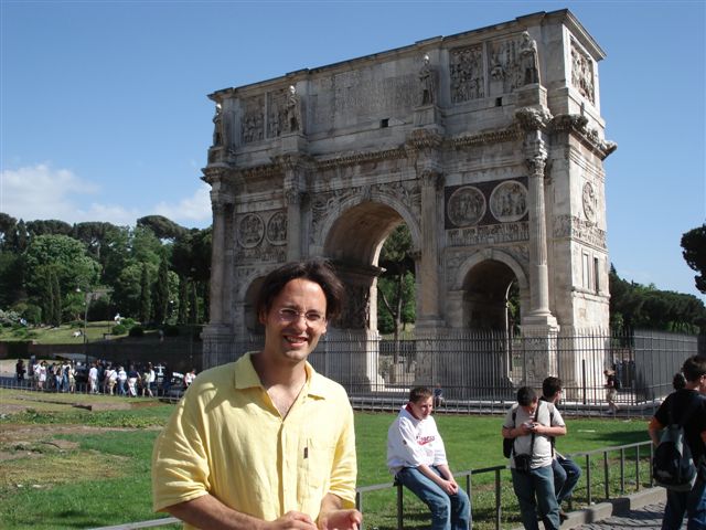Rome Day Tours image of Licensed Guide Rich Brunn in front of the Arch of Constantine